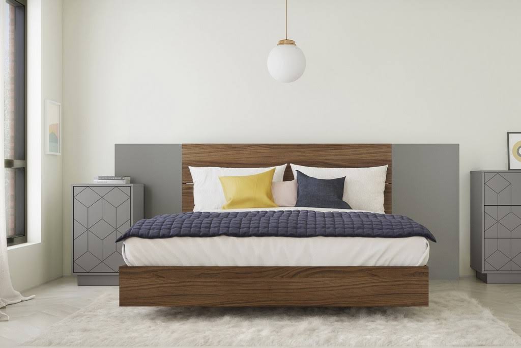 Queen Size 4 Piece Bedroom Set in Walnut and Greige G912